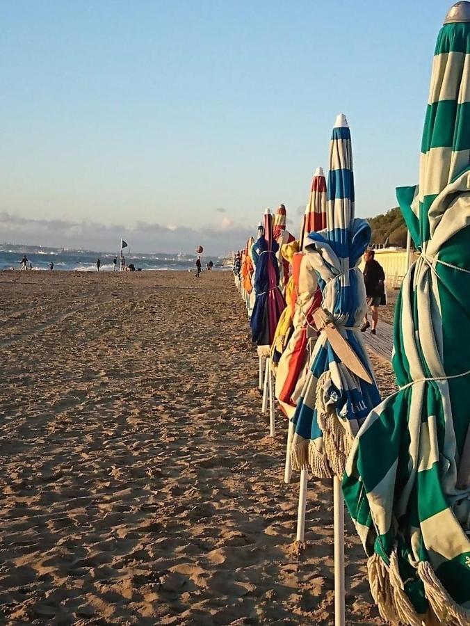 Les Parasols De Trouville Trouville-sur-Mer Exterior photo